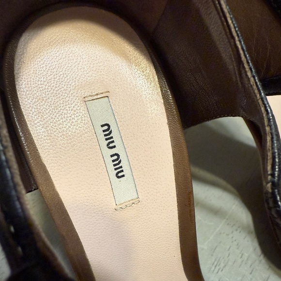 Miu Miu (37) Warm Taupe+Black Crossover Pumps - Picture 2 of 10